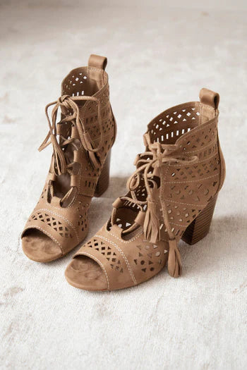 <h4>Shoes that fits your outfits</h4>